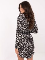 Czarno-biała koszulowa sukienka w zebrę