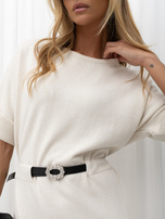 Helle beige Strickkleid mit Kimonoärmel.