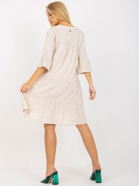 Jasnobeżowa sukienka oversize z falbaną i rękawem 3/4