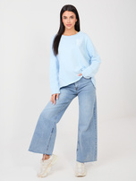 Jasnoniebieska bluzka z postrzępionymi szwami 