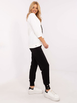 Hurtownia Ecru-czarny dresowy komplet z aplikacjami