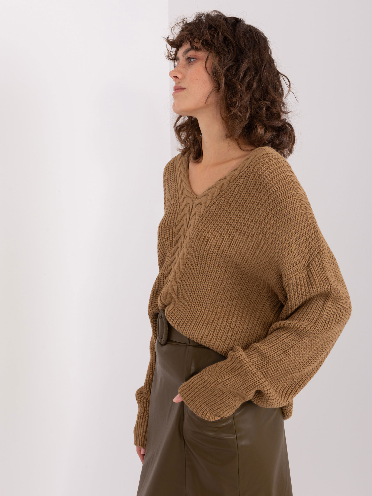 Camelowy sweter klasyczny ze ściągaczami