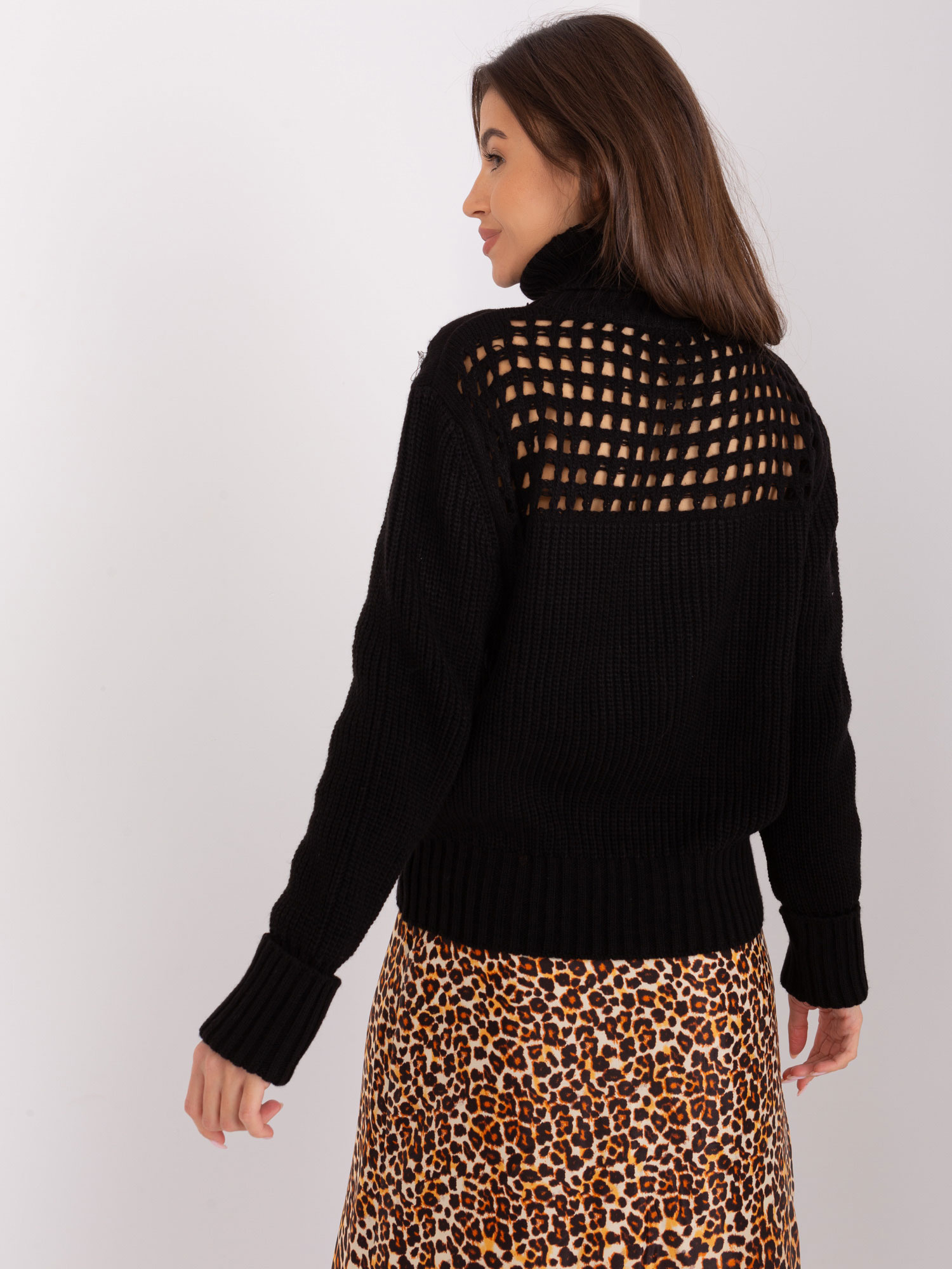 Czarny dzianinowy sweter z golfem