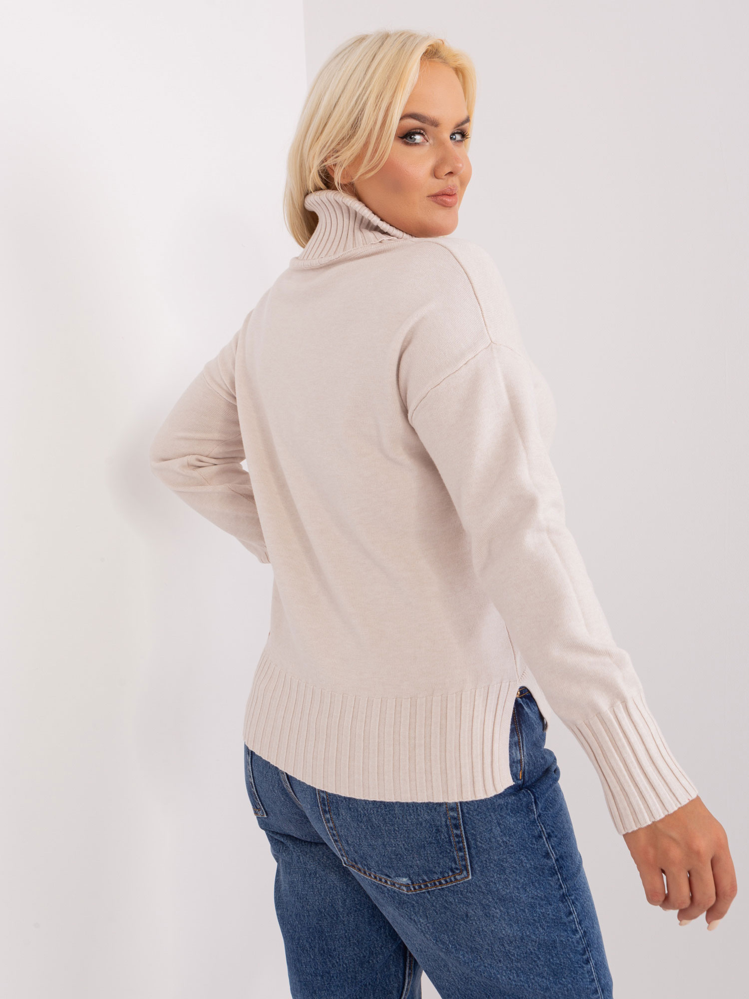 Jasnobeżowy damski sweter plus size z rozcięciami