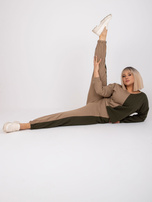 Tmavě béžový-khaki komplet teplákový plus size bez kapuce Amishi.