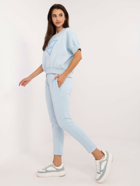 Hurtownia Jasnoniebieski dresowy komplet z naszywką