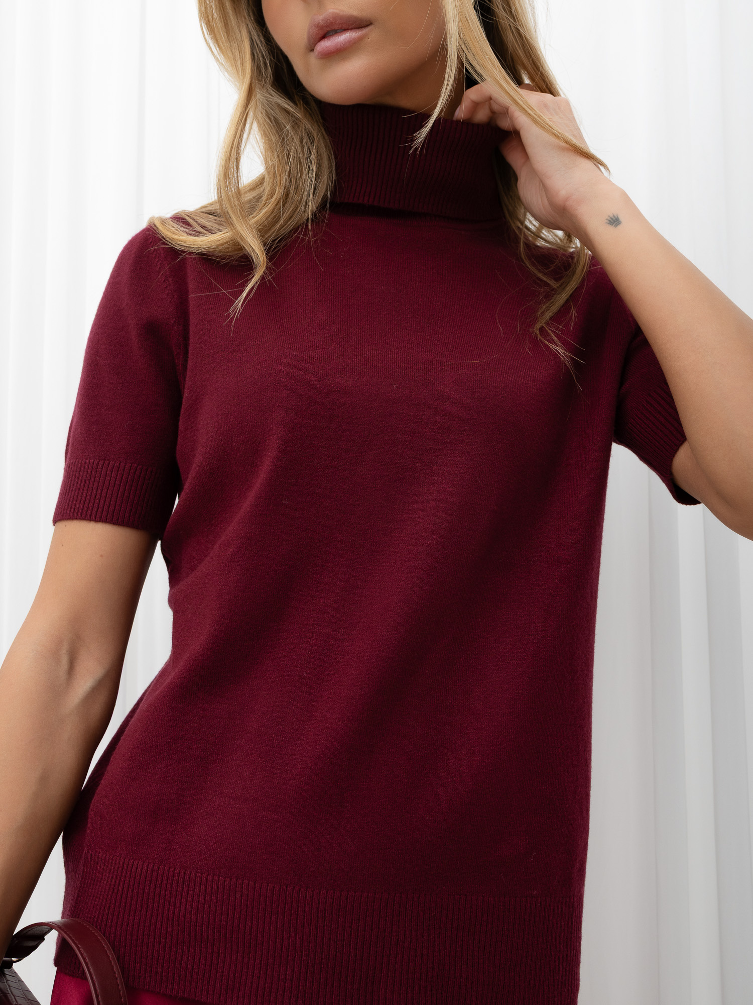 Bordeauxfarbener Damen Basic-Pullover mit Rollkragen.