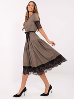 Hurtownia Ciemnobeżowa wełniana sukienka z koronką