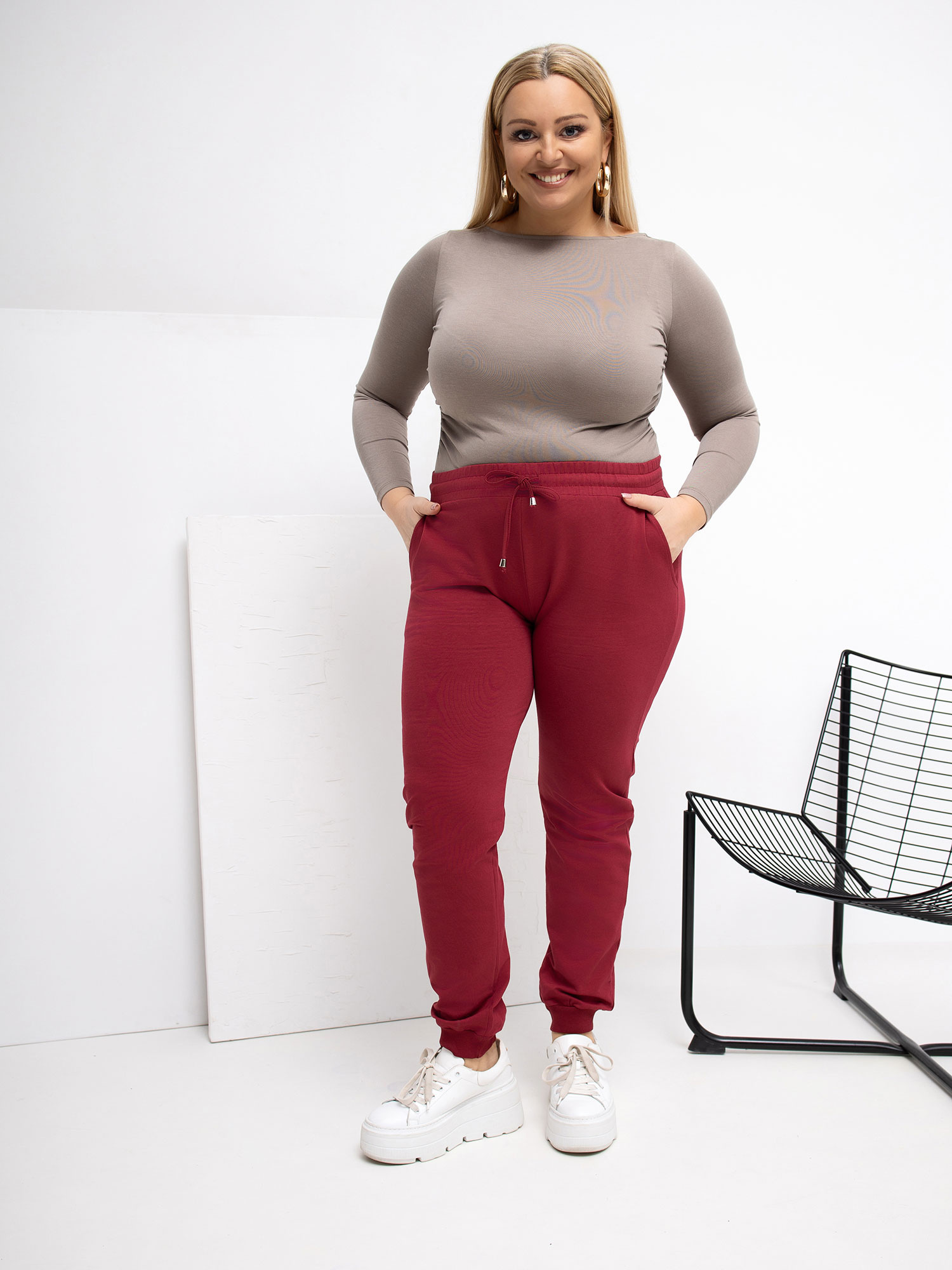 Bordové teplákové kalhoty plus size s kapsami.