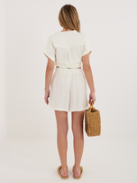 Białe letnie szorty z marszczonym pasem SUBLEVEL