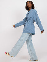 Niebieski krótki płaszcz z paskiem 