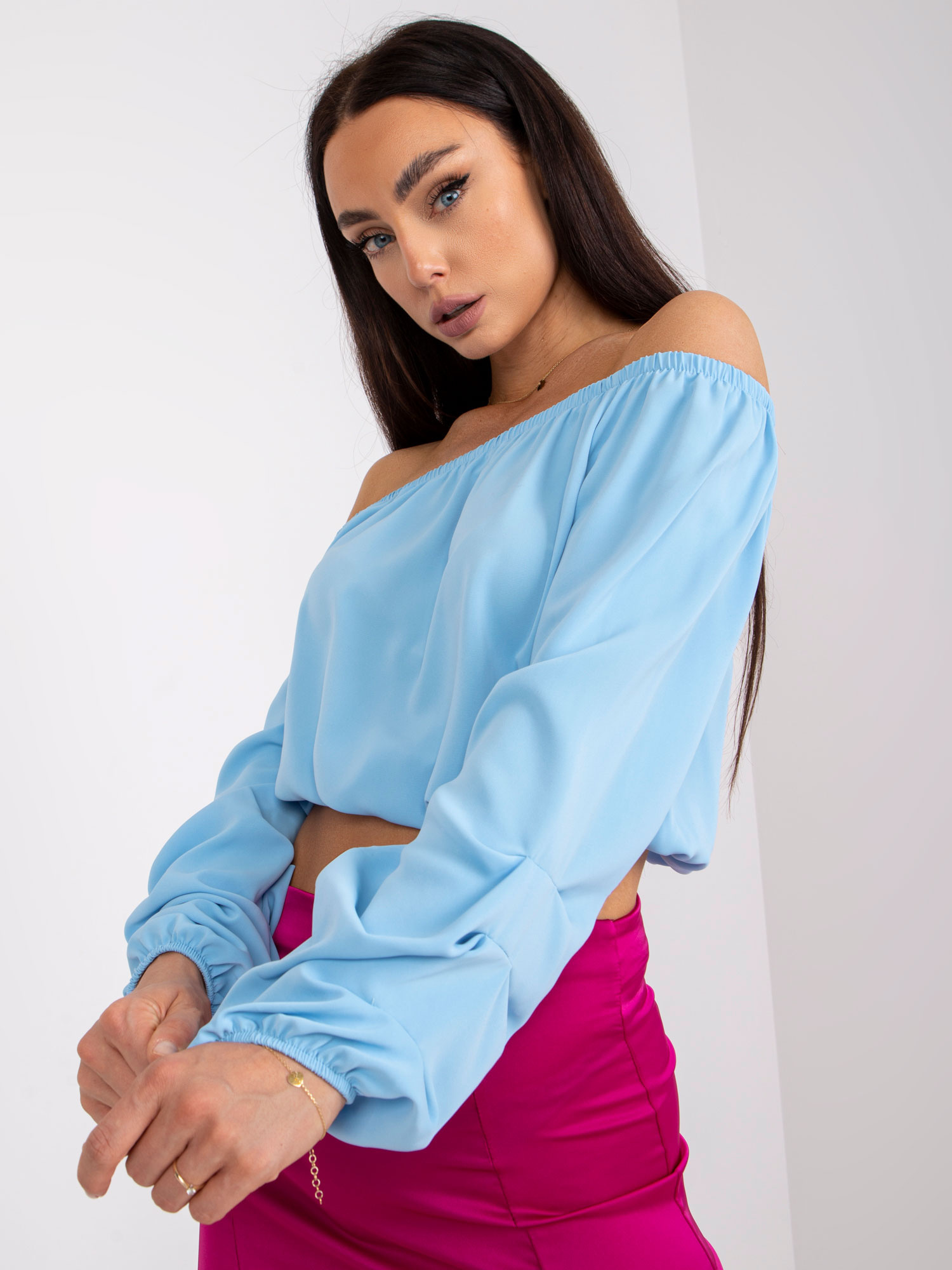 Světle modrá hladká off-shoulder blůza s dlouhým rukávem Nineli.