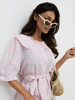 Jasnoróżowa midi sukienka szmizjerka w kratkę