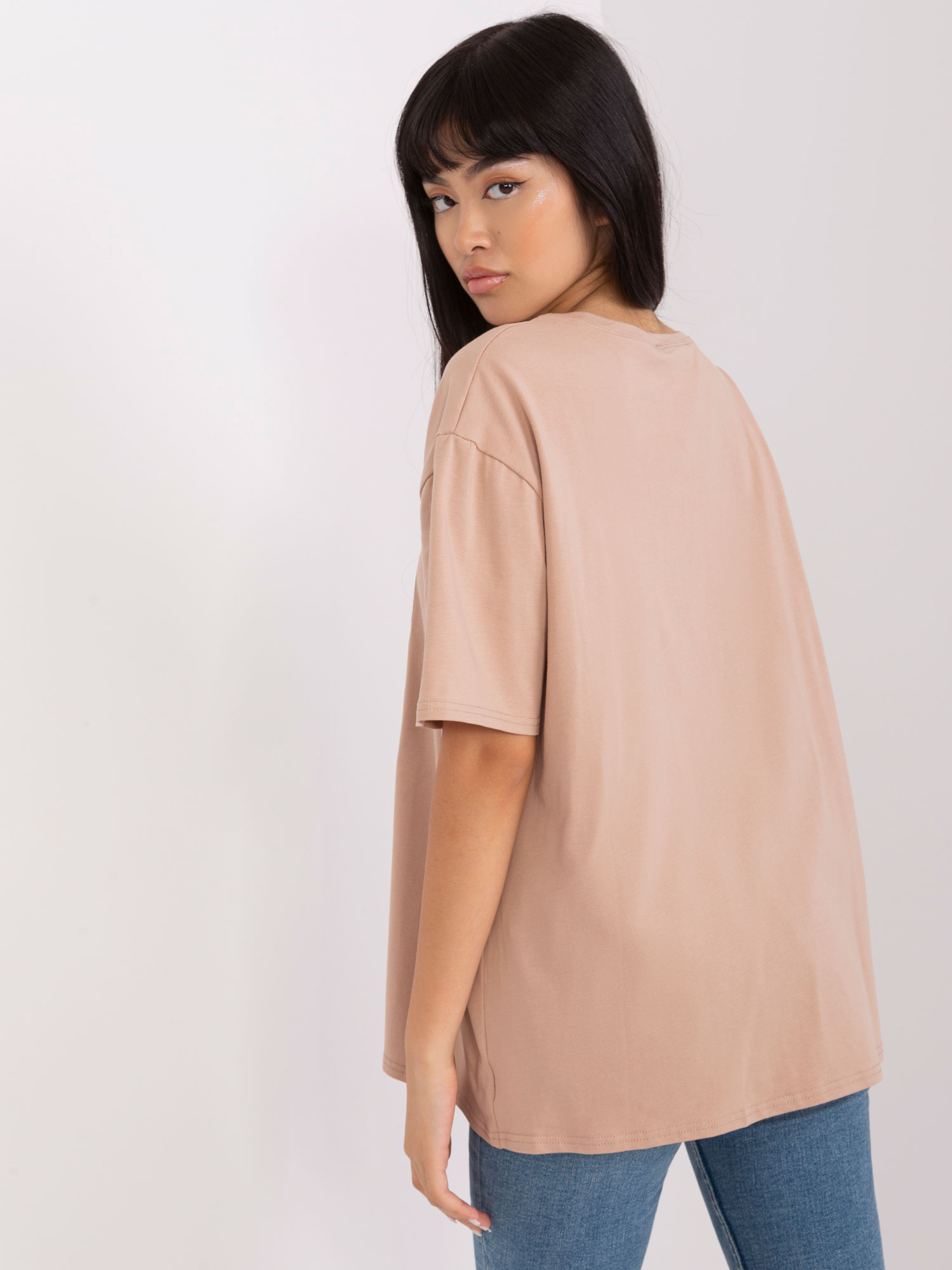 Beżowy damski t-shirt oversize z nadrukiem