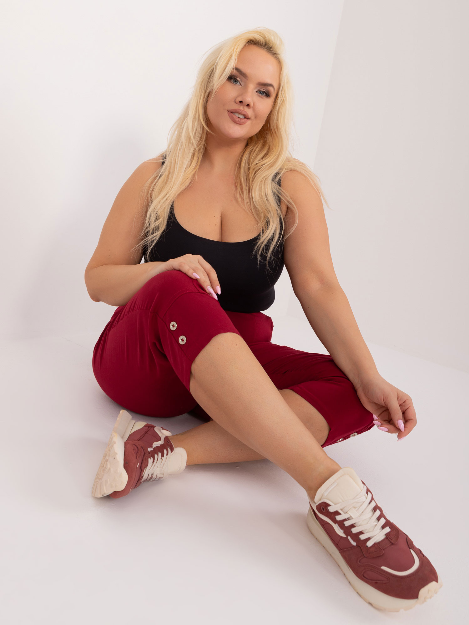Hurt Burgundy capri pants plus size made of fabric.