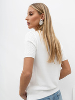 Ecru klasický sveter s krátkym rukávom.
