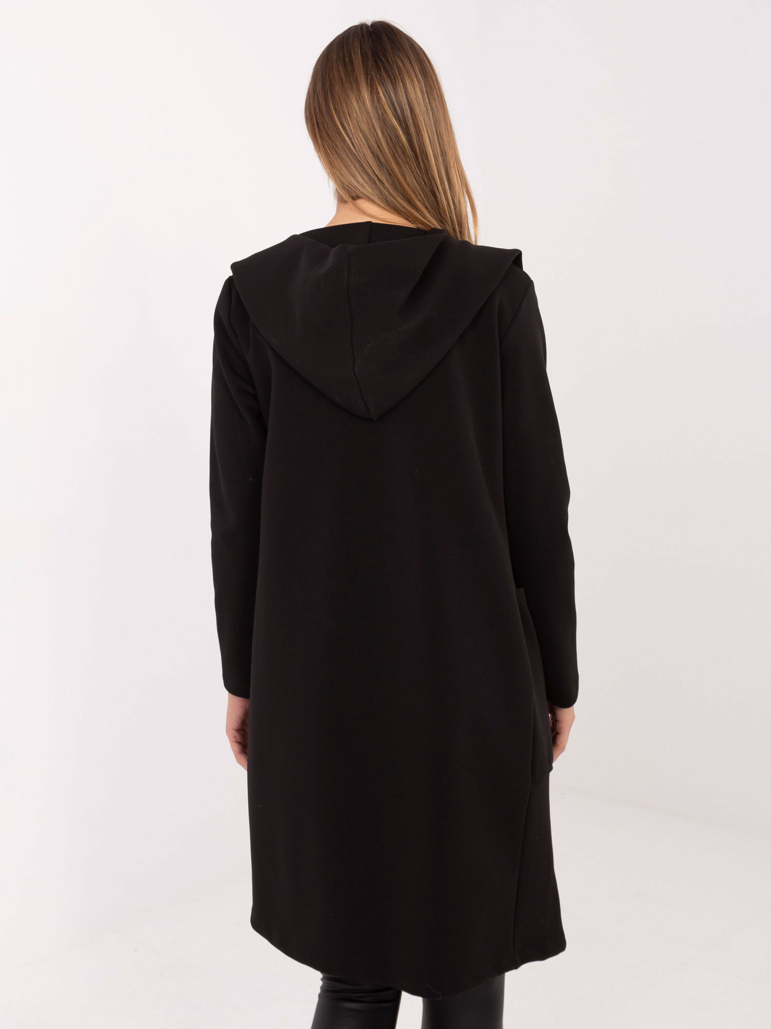 Schwarzer langer Hoodie mit Kapuze.