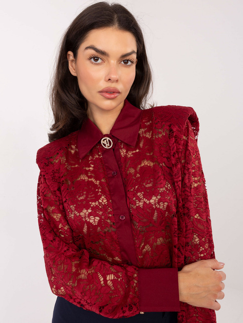 Bordowa koronkowa koszula z broszką
