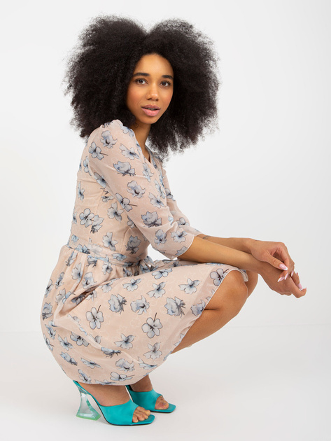 Hurt Beżowa rozkloszowana sukienka z printem i paskiem