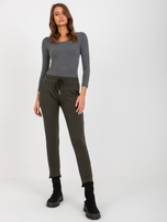 Hurtownia Khaki dresowe spodnie basic z kieszeniami 