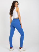 Hurtownia Ciemnoniebieskie spodnie dresowe z aplikacją