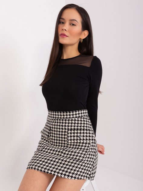 Hurt Czarna bluzka z siateczkowym dekoltem BASIC FEEL GOOD