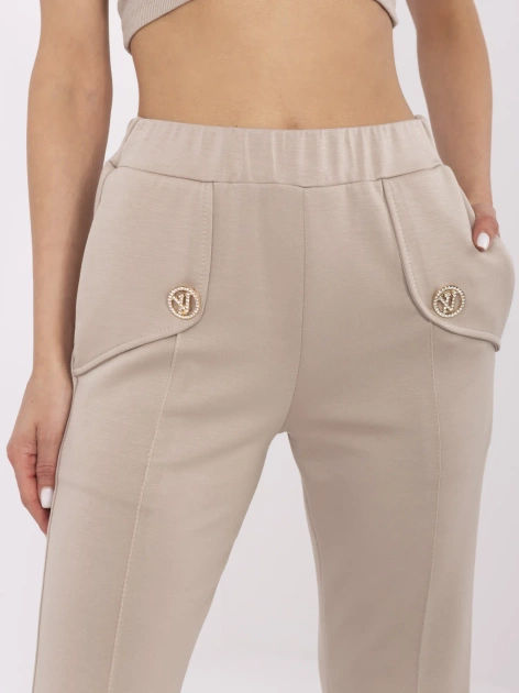 Beżowe dresowe spodnie z rozszerzanymi nogawkami