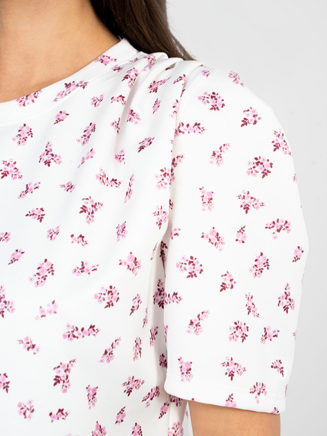 Biała bluzka z marszczeniami na ramionach