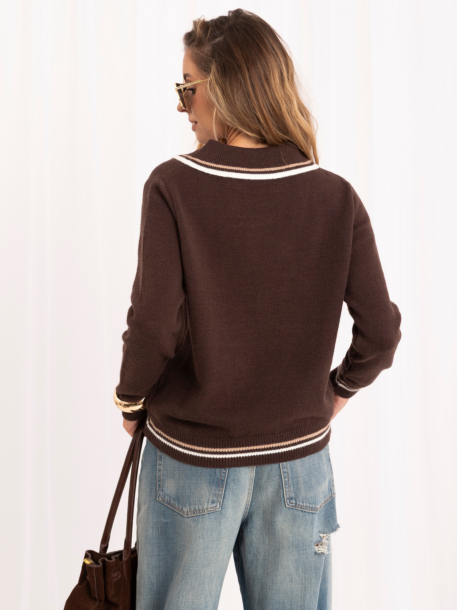 Brązowy damski sweter oversize z naszywką