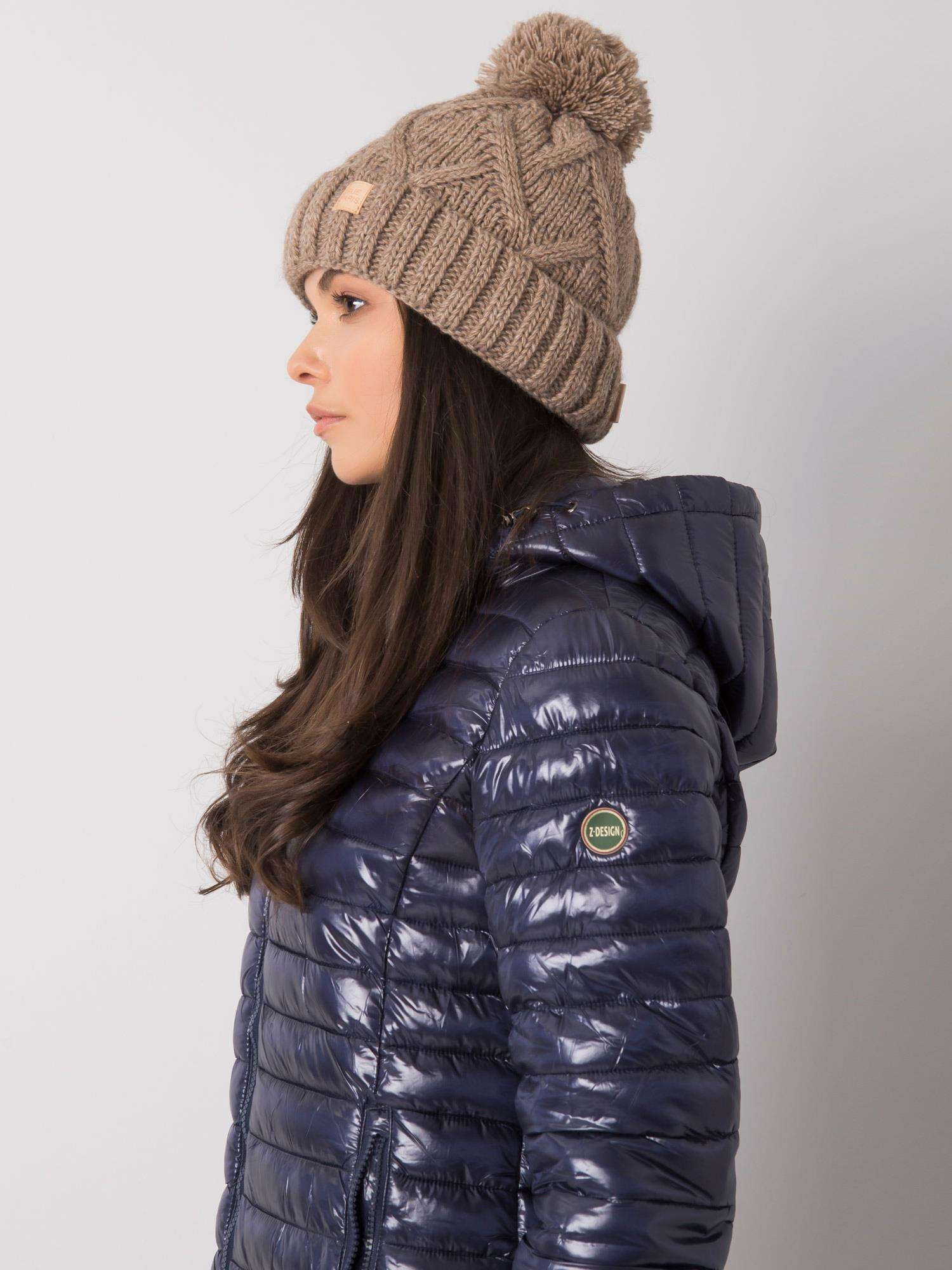 Dunkelbeige Wintermütze mit Pompon.
