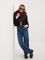 Szaro-czerwony szal w geometryczny wzór