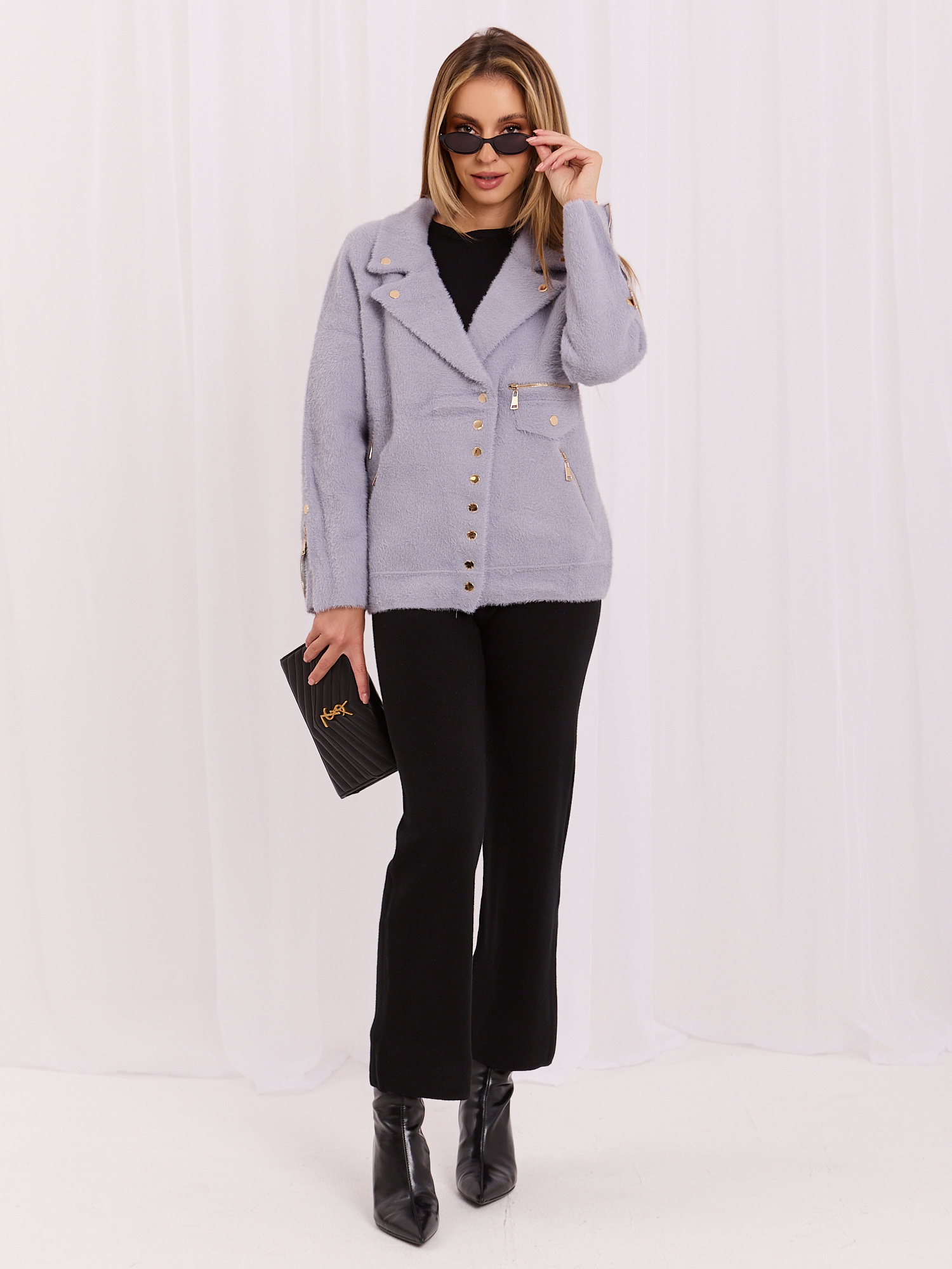 Hurt helllila Alpakajacke mit Druckknopfverschluss.