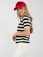 Czarny damski sweter z niewielkim haftem