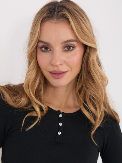 Czarna bluzka basic z guzikami przy dekolcie