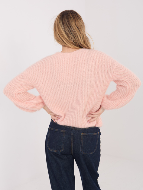 Jasnobrzoskwiniowy sweter z miękkiej dzianiny