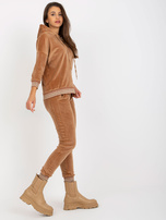 Hurtownia Camelowy miękki komplet welurowy ze spodniami 