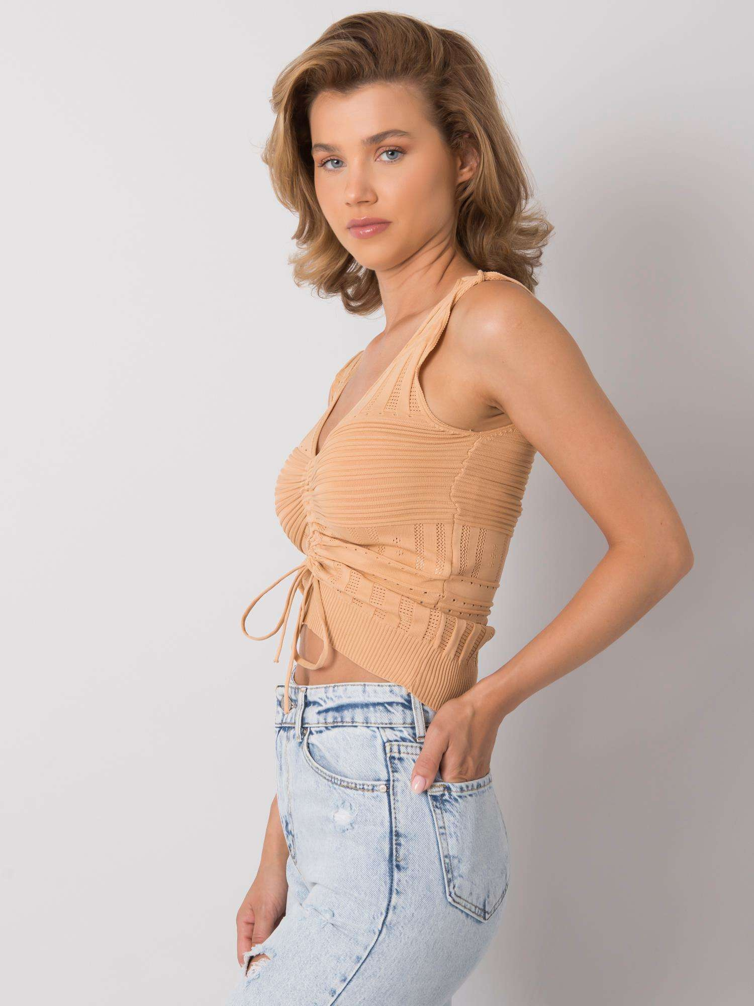 Camelowy dzianinowy top ze ściągaczem Astrid