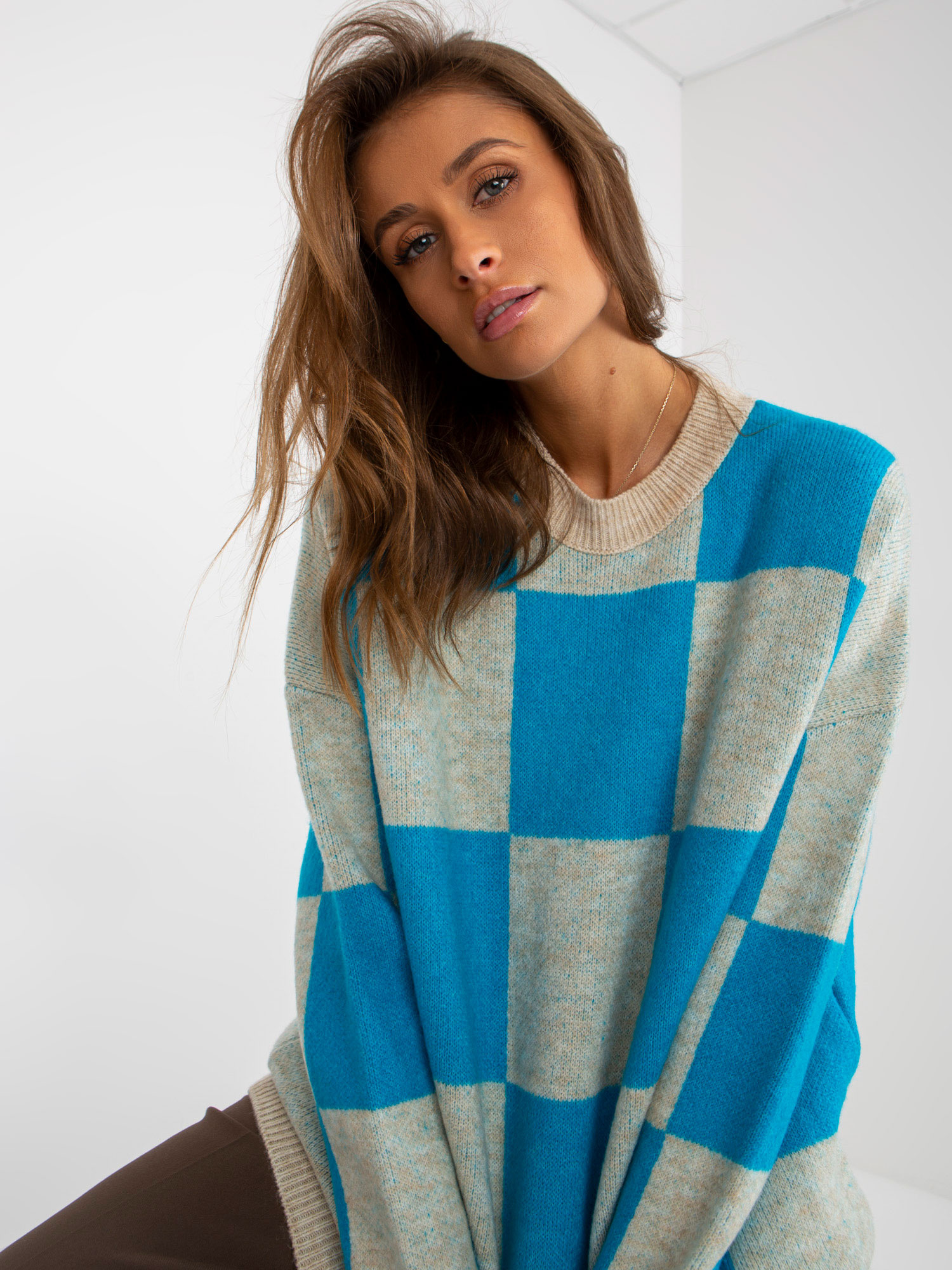 Niebiesko-beżowy damski sweter oversize w kratę