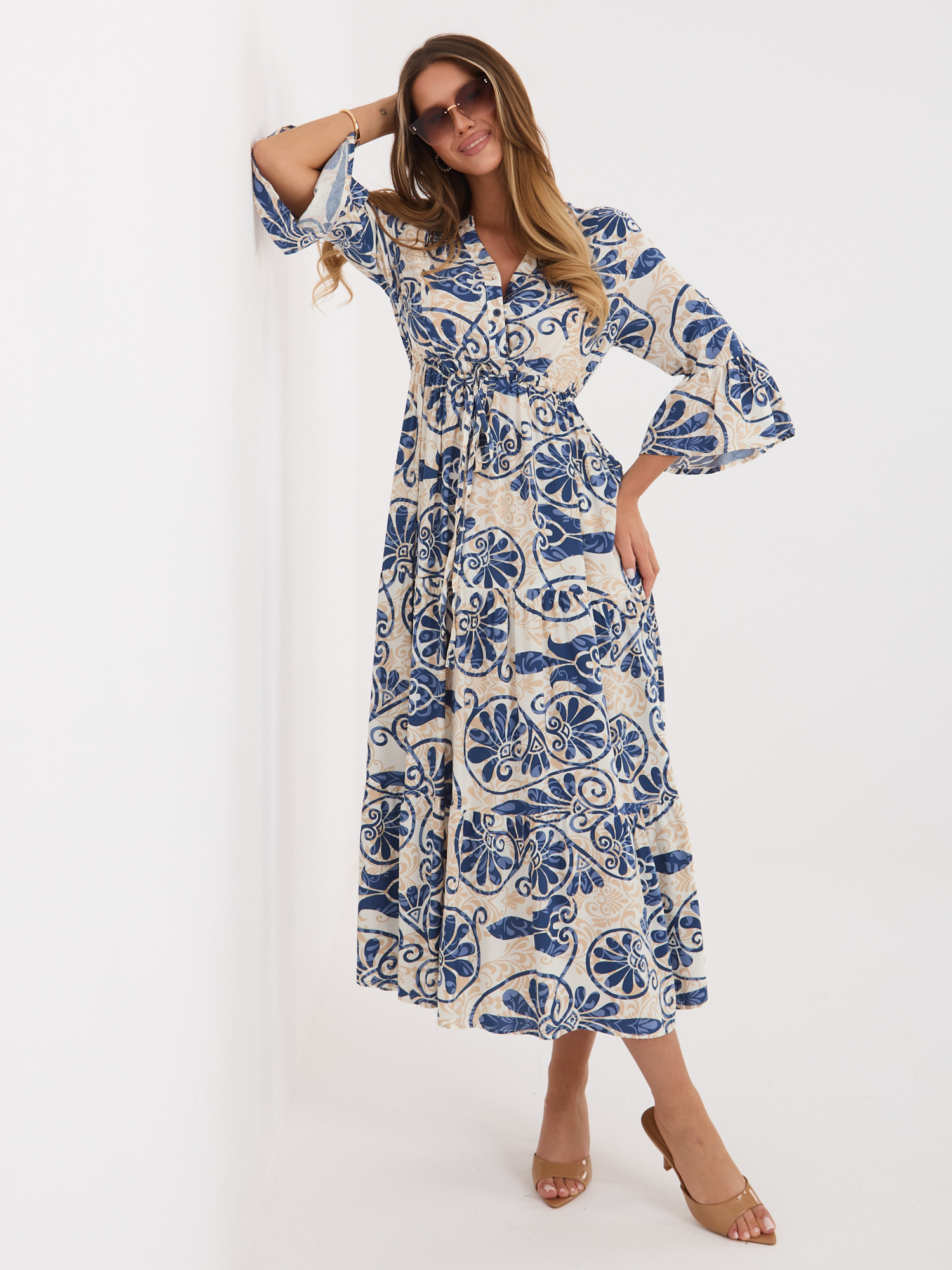 Niebieska rozkloszowana sukienka na lato