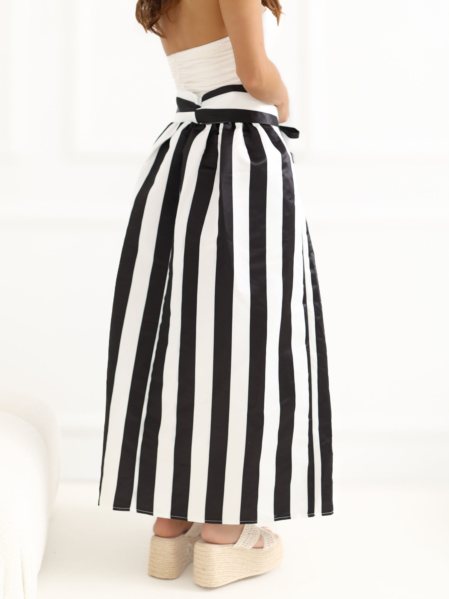 Ecru-czarna midi spódnica w paski