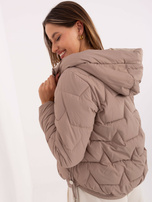 Ciemnobeżowa pikowana kurtka z kieszeniami