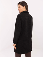 Czarny płaszcz boucle z ozdobnym guzikiem