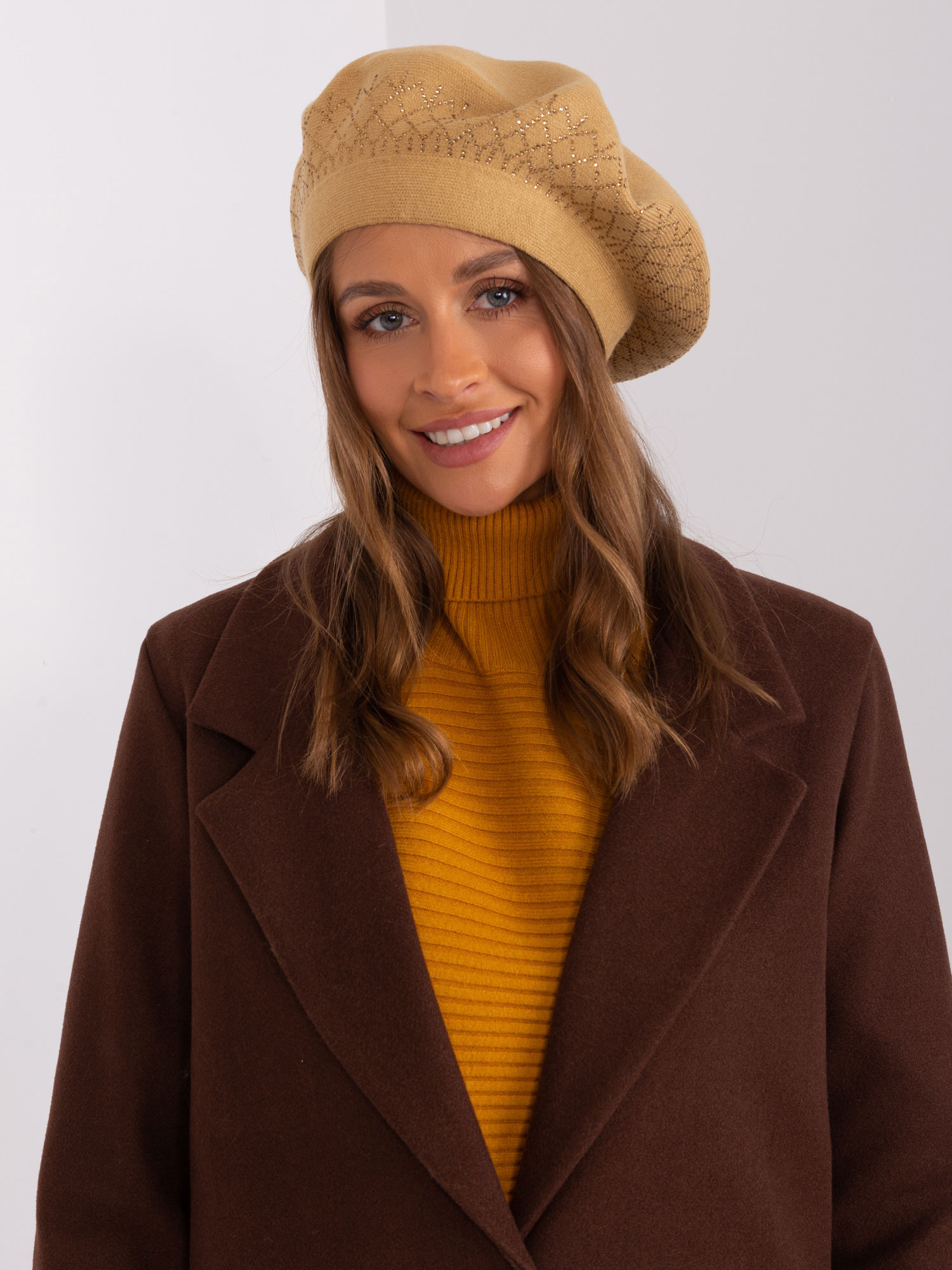 Hurtownia Camelowy beret damski z aplikacją