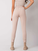 Beżowe spodnie dresowe z nadrukiem Larissa