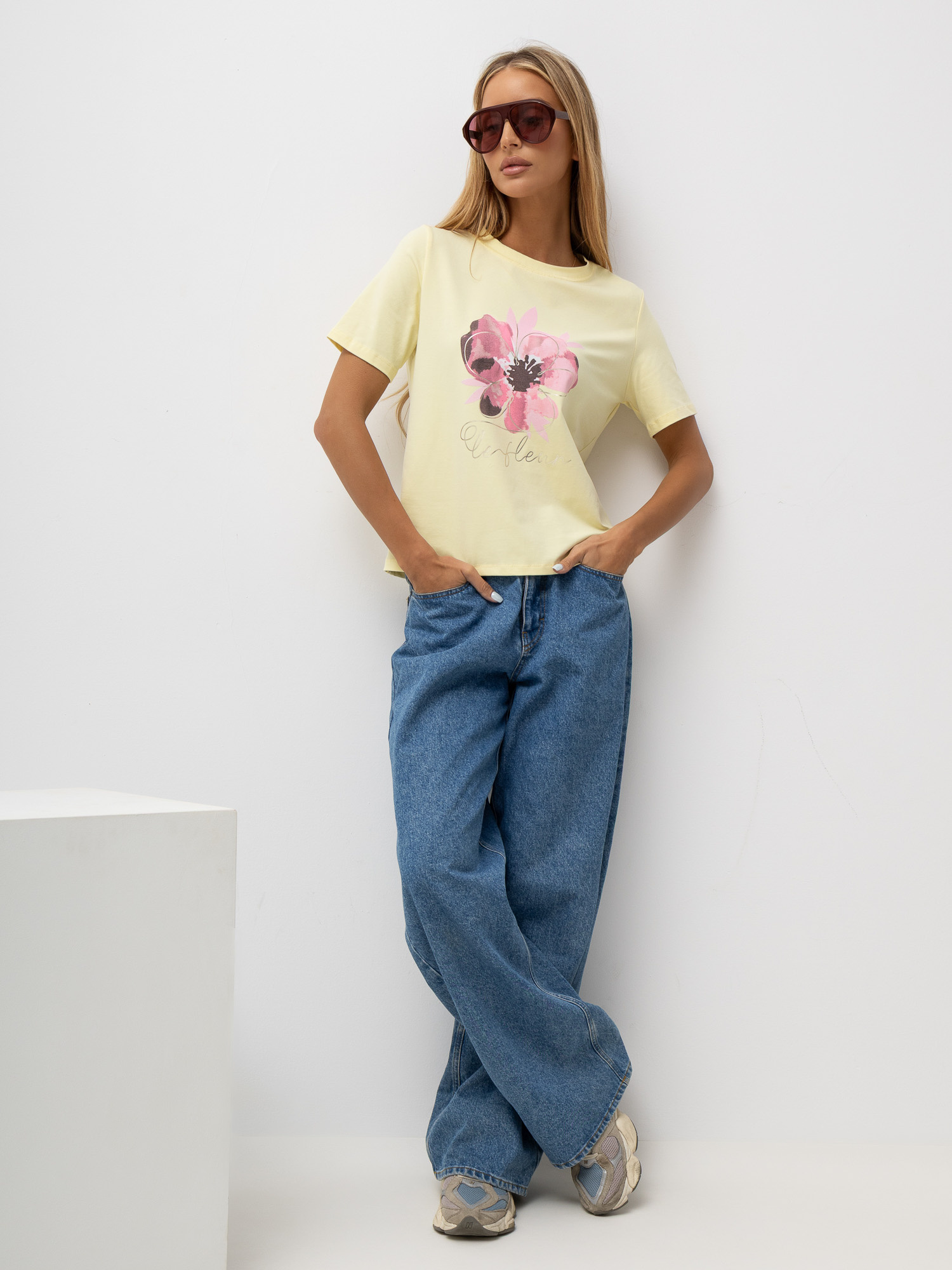 Light yellow cotton t-shirt with the inscription RUE PARIS.