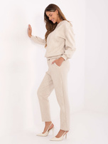  Jasnobeżowy dwuczęściowy komplet z dżetami  