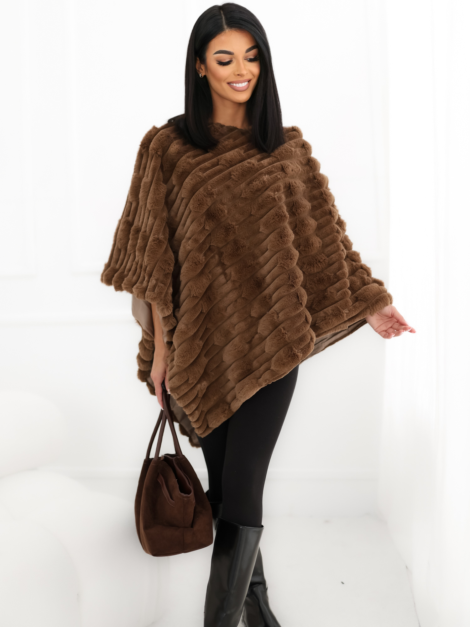 Dunkelbeige Damen-Poncho aus weichem Kunstfell.