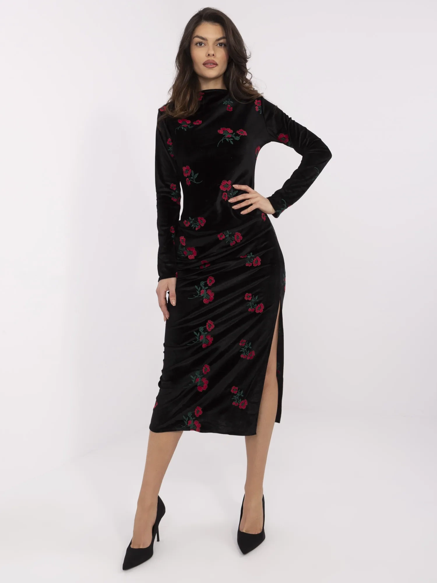 Schwarzes Midi-Abendkleid mit Schlitz.