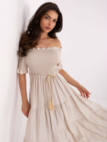Beige Sommer-Hüftkleid.