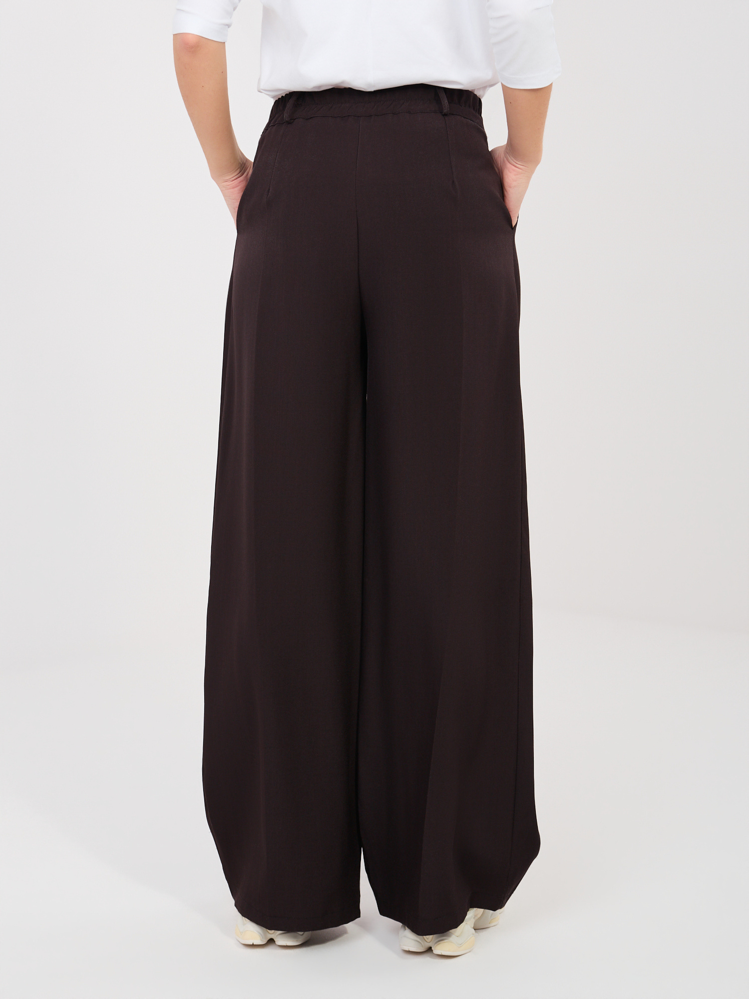 Chocolate wide trousers made of RUE PARIS material.